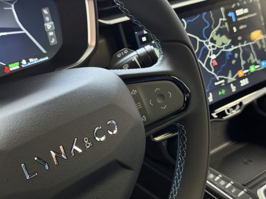 Lynk & Co 01 ✅ NIEUWE AUTO ✅ 2025 / STUUR/STOEL VERW. 1.5 261 PK ZWARTE HEMEL 360CAM 4 JAAR GARANTIE PHEV Plug... ActivLease financial lease