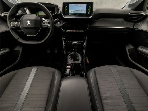 Peugeot 208 1.2 PureTech Allure Sport (VIRTUAL COCKPIT, APPLE CARPLAY, GROOT NAVI, LEDER, 360 CAMERA, SPORTST... ActivLease financial lease