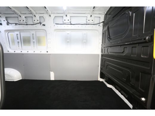 Volkswagen Crafter 35 2.0 TDI 140PK L4H3 | 3000kg Trekgew. | Trekh. | Airco | Cruise | 3-Zits | Camera | Carplay | Navi ActivLease financial lease