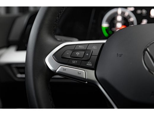 Volkswagen Golf 1.5 eHybrid Life Edition HUD | Panorama Dak | stoel/Stuurverwarming | 360 Camera | ActivLease financial lease