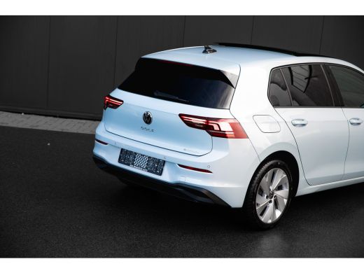 Volkswagen Golf 1.5 eHybrid Life Edition HUD | Panorama Dak | stoel/Stuurverwarming | 360 Camera | ActivLease financial lease