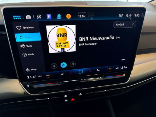 Volkswagen Golf 1.5 eTSI 115pk DSG Life Edition | LED Plus | Stoel- en stuurverwarming | Extra getint glas ActivLease financial lease