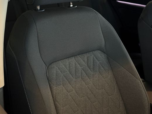 Volkswagen Golf 1.5 eTSI 115pk DSG Life Edition | LED Plus | Stoel- en stuurverwarming | Extra getint glas ActivLease financial lease