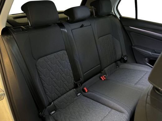 Volkswagen Golf 1.5 eTSI 115pk DSG Life Edition | LED Plus | Stoel- en stuurverwarming | Extra getint glas ActivLease financial lease