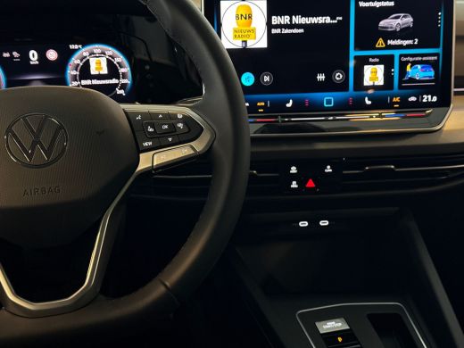 Volkswagen Golf 1.5 eTSI 115pk DSG Life Edition | LED Plus | Stoel- en stuurverwarming | Extra getint glas ActivLease financial lease