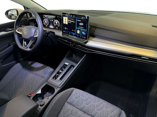 Volkswagen Golf 1.5 eTSI 115pk DSG Life Edition | LED Plus | Stoel- en stuurverwarming | Extra getint glas ActivLease financial lease