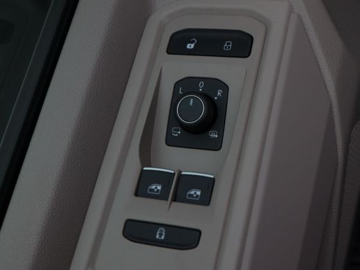 Volkswagen Multivan 1.4 eHybrid L2 Bulli Edition | 7-Persoons | Panoramadak | Trekhaak | Adaptive Cruise | Carplay | ... ActivLease financial lease