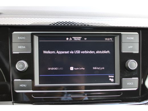 Volkswagen Taigo 1.0 TSI Life | Automaat | Navi by app | Parkeersensoren voor + achter | All season | 39.000km | ActivLease financial lease