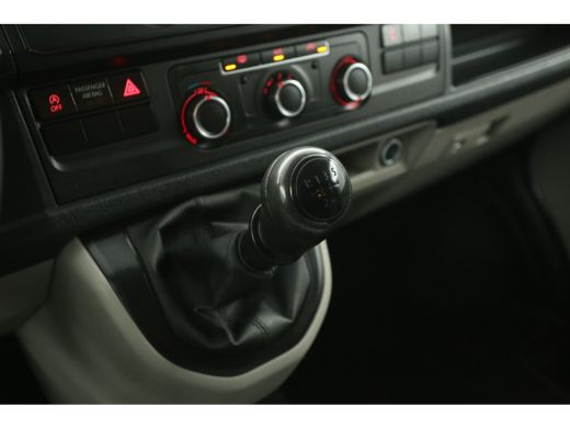 Volkswagen Transporter 2.0 TDI 140PK L2H1 | Airco | Cruise | Trekhaak | Navigatie | Imperiaal ActivLease financial lease