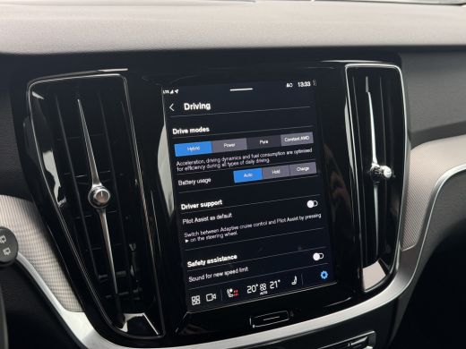 Volvo  V60 2.0 T6 Plug-in hybrid AWD Essential Bright | Pilot Assist | Camera | Trekhaak | BLIS | ActivLease financial lease