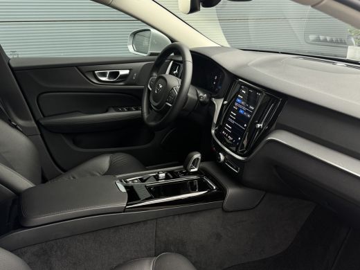 Volvo  V60 2.0 T6 Plug-in hybrid AWD Essential Bright | Pilot Assist | Camera | Trekhaak | BLIS | ActivLease financial lease