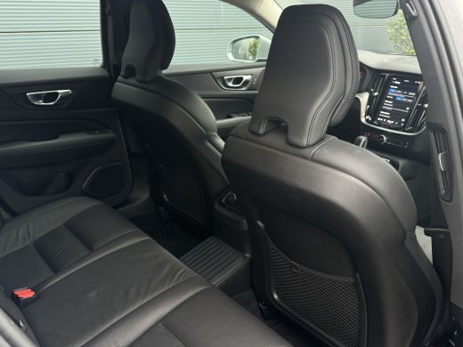 Volvo  V60 2.0 T6 Plug-in hybrid AWD Essential Bright | Pilot Assist | Camera | Trekhaak | BLIS | ActivLease financial lease