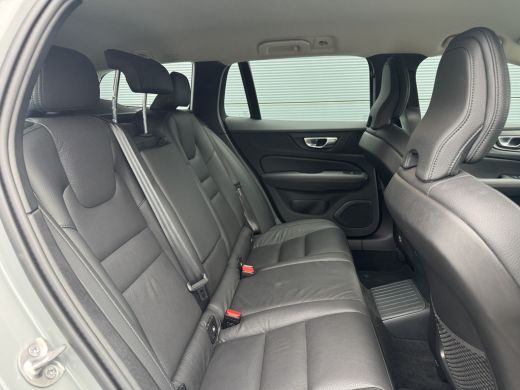 Volvo  V60 2.0 T6 Plug-in hybrid AWD Essential Bright | Pilot Assist | Camera | Trekhaak | BLIS | ActivLease financial lease