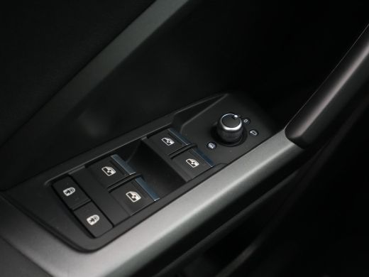 Audi Q3 35 TFSI 150pk S-Tronic S Line edition Navigatie Stoelverwarming Acc Pdc Carplay Lane/Frontassist 87 ActivLease financial lease