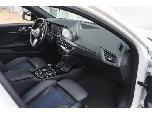 BMW 1 Serie 118i High Executive M Sport Automaat / Panoramadak / Sportstoelen / Achteruitrijcamera / Adaptiev... ActivLease financial lease