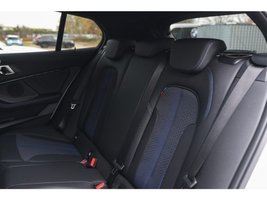 BMW 1 Serie 118i High Executive M Sport Automaat / Panoramadak / Sportstoelen / Achteruitrijcamera / Adaptiev... ActivLease financial lease