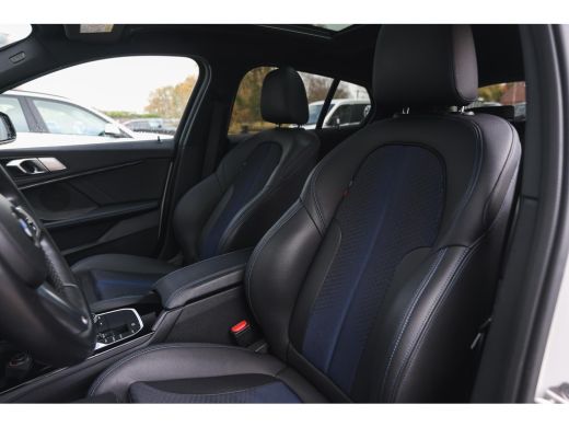 BMW 1 Serie 118i High Executive M Sport Automaat / Panoramadak / Sportstoelen / Achteruitrijcamera / Adaptiev... ActivLease financial lease