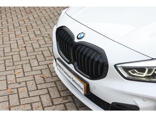 BMW 1 Serie 118i High Executive M Sport Automaat / Panoramadak / Sportstoelen / Achteruitrijcamera / Adaptiev... ActivLease financial lease