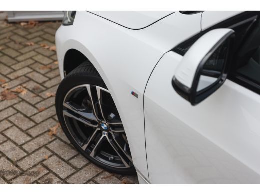 BMW 1 Serie 118i High Executive M Sport Automaat / Panoramadak / Sportstoelen / Achteruitrijcamera / Adaptiev... ActivLease financial lease