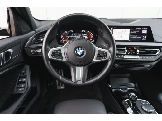 BMW 1 Serie 118i High Executive M Sport Automaat / Panoramadak / Sportstoelen / Achteruitrijcamera / Adaptiev... ActivLease financial lease