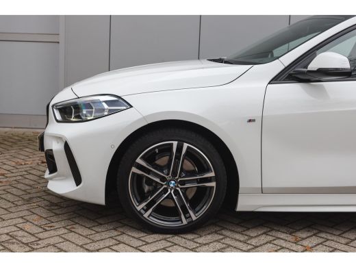 BMW 1 Serie 118i High Executive M Sport Automaat / Panoramadak / Sportstoelen / Achteruitrijcamera / Adaptiev... ActivLease financial lease