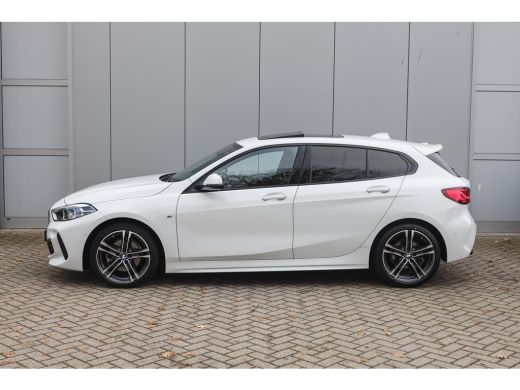 BMW 1 Serie 118i High Executive M Sport Automaat / Panoramadak / Sportstoelen / Achteruitrijcamera / Adaptiev... ActivLease financial lease