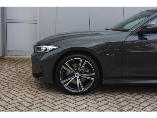 BMW 3 Serie 330e xDrive High Executive M Sport Automaat / Schuif-kanteldak / Sportstoelen / Achteruitrijcamer... ActivLease financial lease