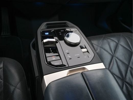 BMW iX xDrive40 High Executive 77 kWh ( 3-Fase ) {SOH-100%} (INCL-BTW) Aut. *PANO | HEAD-UP | HARMAN/KAR... ActivLease financial lease