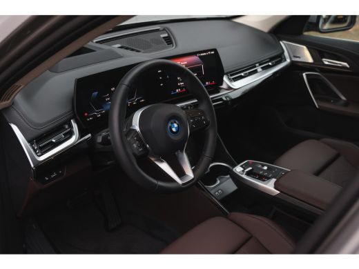 BMW iX1 eDrive20 High Executive xLine / Panoramadak / Trekhaak / Sportstoelen / Comfort Access / Stuurver... ActivLease financial lease