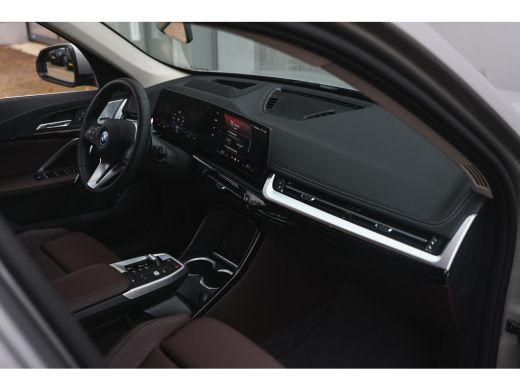 BMW iX1 eDrive20 High Executive xLine / Panoramadak / Trekhaak / Sportstoelen / Comfort Access / Stuurver... ActivLease financial lease