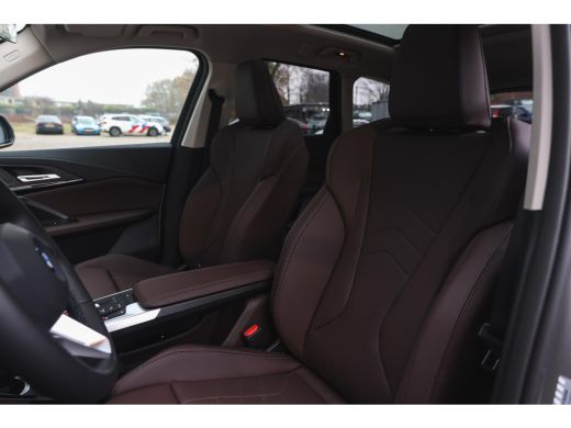 BMW iX1 eDrive20 High Executive xLine / Panoramadak / Trekhaak / Sportstoelen / Comfort Access / Stuurver... ActivLease financial lease