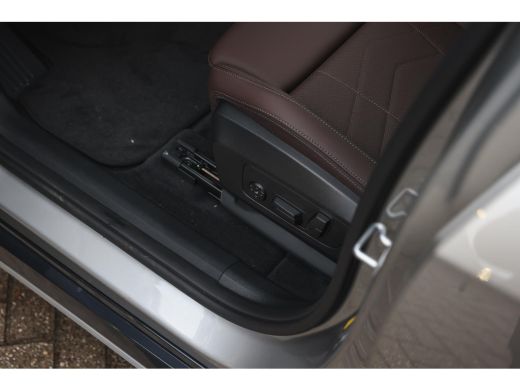 BMW iX1 eDrive20 High Executive xLine / Panoramadak / Trekhaak / Sportstoelen / Comfort Access / Stuurver... ActivLease financial lease