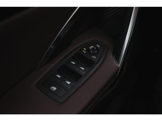 BMW iX1 eDrive20 High Executive xLine / Panoramadak / Trekhaak / Sportstoelen / Comfort Access / Stuurver... ActivLease financial lease