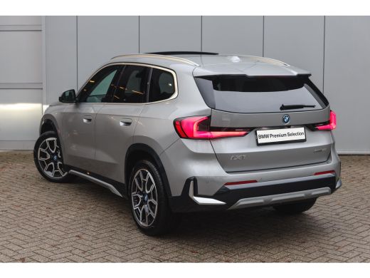 BMW iX1 eDrive20 High Executive xLine / Panoramadak / Trekhaak / Sportstoelen / Comfort Access / Stuurver... ActivLease financial lease