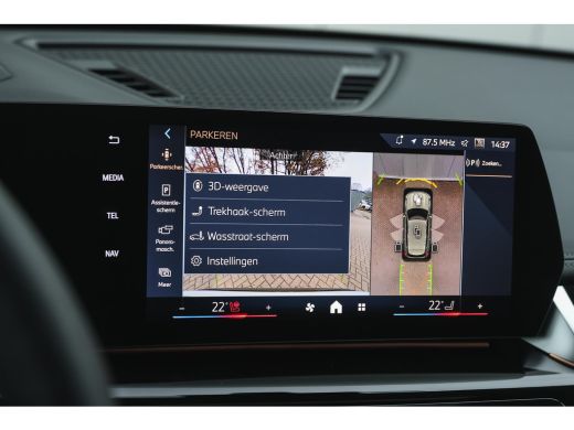 BMW iX1 eDrive20 High Executive xLine / Panoramadak / Trekhaak / Sportstoelen / Comfort Access / Stuurver... ActivLease financial lease