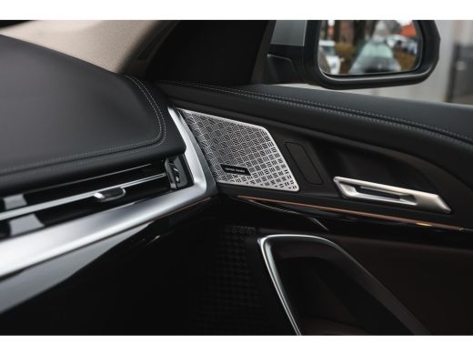 BMW iX1 eDrive20 High Executive xLine / Panoramadak / Trekhaak / Sportstoelen / Comfort Access / Stuurver... ActivLease financial lease