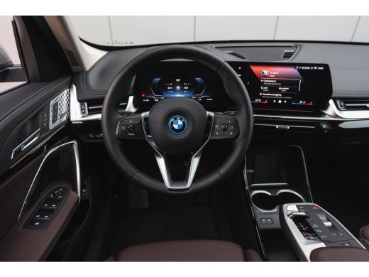 BMW iX1 eDrive20 High Executive xLine / Panoramadak / Trekhaak / Sportstoelen / Comfort Access / Stuurver... ActivLease financial lease
