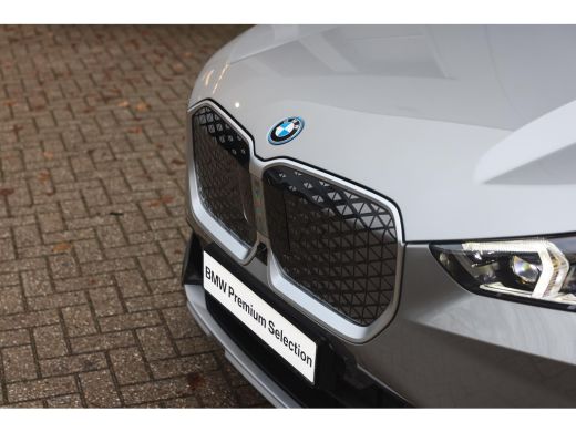 BMW iX1 eDrive20 High Executive xLine / Panoramadak / Trekhaak / Sportstoelen / Comfort Access / Stuurver... ActivLease financial lease