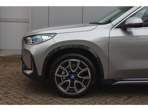 BMW iX1 eDrive20 High Executive xLine / Panoramadak / Trekhaak / Sportstoelen / Comfort Access / Stuurver... ActivLease financial lease