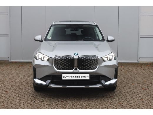 BMW iX1 eDrive20 High Executive xLine / Panoramadak / Trekhaak / Sportstoelen / Comfort Access / Stuurver... ActivLease financial lease