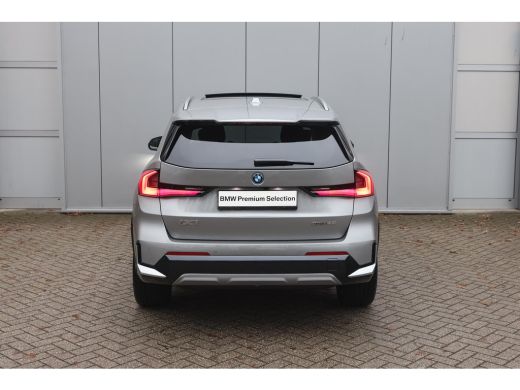 BMW iX1 eDrive20 High Executive xLine / Panoramadak / Trekhaak / Sportstoelen / Comfort Access / Stuurver... ActivLease financial lease