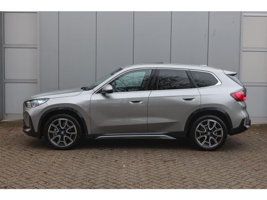 BMW iX1 eDrive20 High Executive xLine / Panoramadak / Trekhaak / Sportstoelen / Comfort Access / Stuurver... ActivLease financial lease