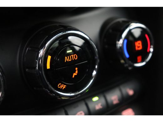 Mini Electric Yours / Panoramadak / Sportstoelen / Achteruitrijcamera / Comfort Access / Stuurverwarming / LED ... ActivLease financial lease