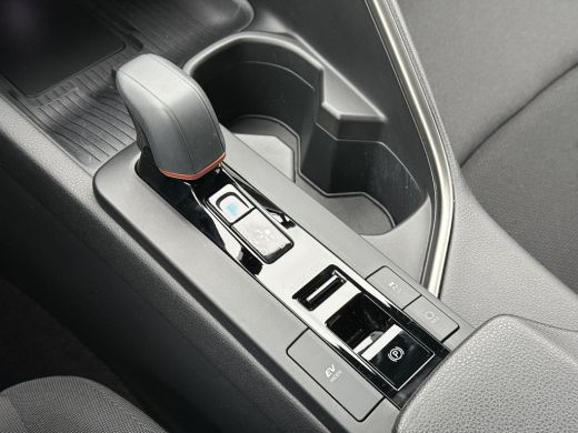 Toyota C-HR 1.8 Hybrid 140 First Edition **NAVIGATIE/ 360 CAMERA/ DODEHOEK DETECTIE/ PARKEERSENSOREN/ GARANTIE** ActivLease financial lease