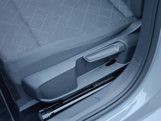 Volkswagen Golf 1.5 eTSI Style | Achterbank in delen neerklapbaar | Apple Carplay/Android Auto|telefoonintegratie... ActivLease financial lease