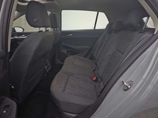 Volkswagen Golf 1.5 eTSI Style | Achterbank in delen neerklapbaar | Apple Carplay/Android Auto|telefoonintegratie... ActivLease financial lease
