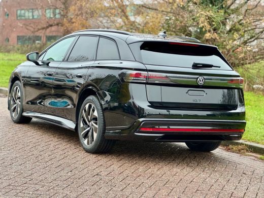 Volkswagen ID.7 77kWh 286pk Limited Edition | Head-Up Display | Park Assist | Wireless Apple Carplay/Android Auto ActivLease financial lease