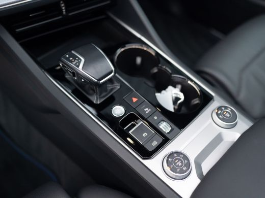 Volkswagen Touareg 3.0 TSi 4MOTION R | Luchtvering | Panodak | Trekhaak | Stoelkoeling | 360 Camera | Black Style | ... ActivLease financial lease