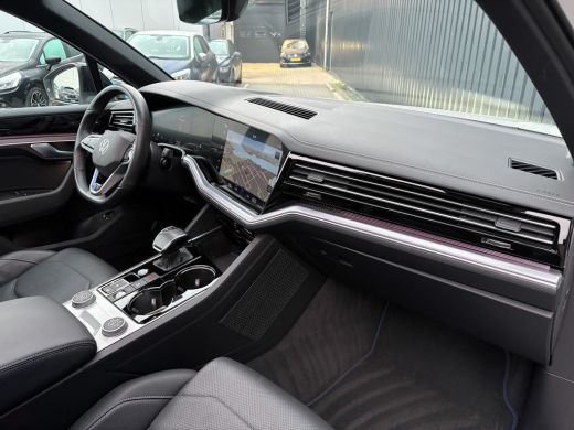 Volkswagen Touareg 3.0 TSi 4MOTION R | Luchtvering | Panodak | Trekhaak | Stoelkoeling | 360 Camera | Black Style | ... ActivLease financial lease