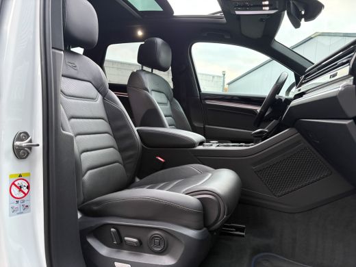 Volkswagen Touareg 3.0 TSi 4MOTION R | Luchtvering | Panodak | Trekhaak | Stoelkoeling | 360 Camera | Black Style | ... ActivLease financial lease